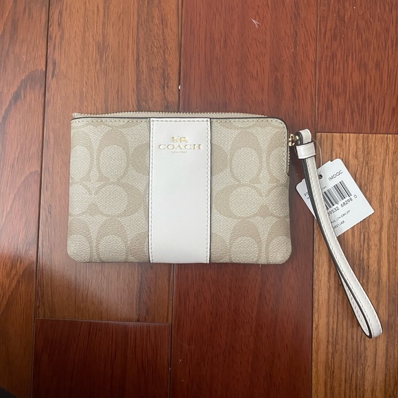 Corner Zip Wristlet In Signature Canvas - Picture 2 of 9